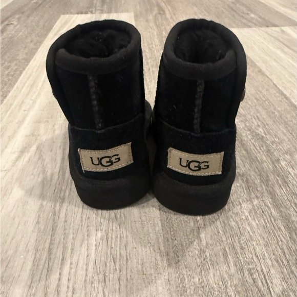UGG Kids Classic Black Boots with snap closure - Picture 2 of 6